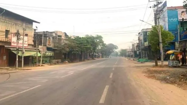 ရောင်းမဲ့သူလည်းမရှိ၊ ဝယ်မဲ့သူလည်းမရှိ၊ ဆိုင်ခန်းအားလုံးလည်းပိတ်၊ သွားလာသူလည်းမတွေ့