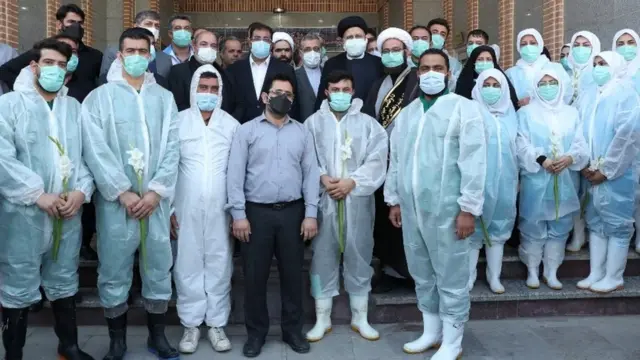 مسیح مهاجری مدیرمسئول روزنامه پرنفوذ جمهوری اسلامی اقدامات ابراهیم رئیسی نظیر عکس گرفتن با کارکنان غسالخانه بهشت زهرا را "نمایشی" خوانده است