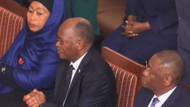 Rais wa Tanzania John Pombe Maguguli ( kati kati) akiongoza waombolezaji kuuaga mwili wa Dkt Regnald Mengi aliyefariki dunia mjini Dubai tarehe 02/05/2015