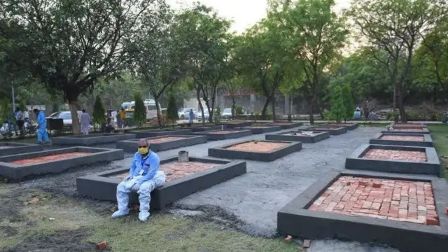 দিল্লির একটি পার্কে তৈরি হচ্ছে অস্থায়ী শ্মশান