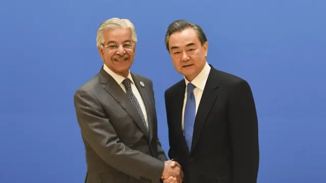 પાકિસ્તાનના પૂર્વ વિદેશ મંત્રી ખ્વાજા આસિફ અને ચીનના વિદેશ મંત્રી વાંગ યી