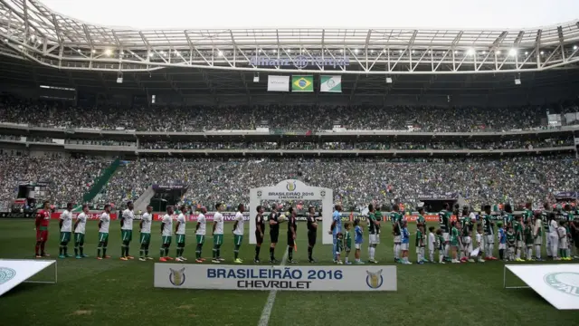Los dos equipos antes del partido