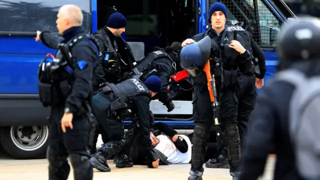 警察带走日内瓦万国宫外的示威者（18/1/2017）