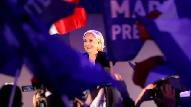 ماري لو بان أمام أنصارها