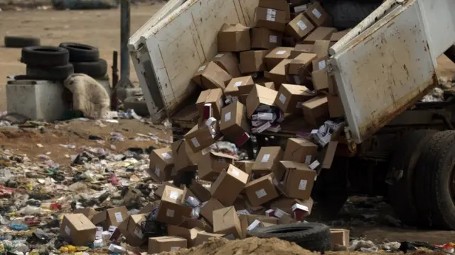 Un camión desecha cajas de vacunas en un vertedero en Nigeria, 22 de diciembre 2021