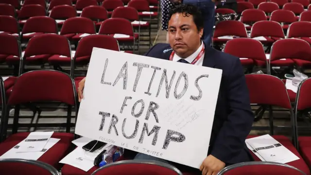 Un seguidor de Trump sostiene una pancarta que dice: "Latinos for Trump"