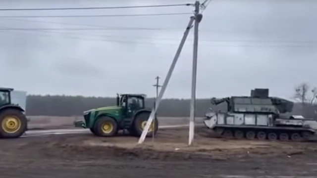Nông dân Ukraine lấy những chiếc xe tăng để phục vụ mục đích nông nghiệp