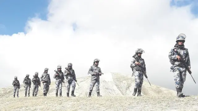 नेपाल-चीन सीमामा गस्ती गर्दै सशस्त्र प्रहरी