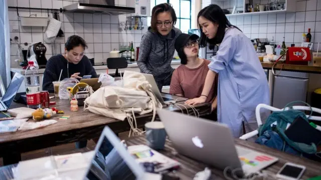 فتيات في شركة صينية للتجارة الالكترنية