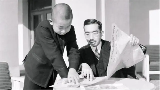 সম্রাট হিরোহিতো এবং তখনকার প্রিন্স আকিহিতো