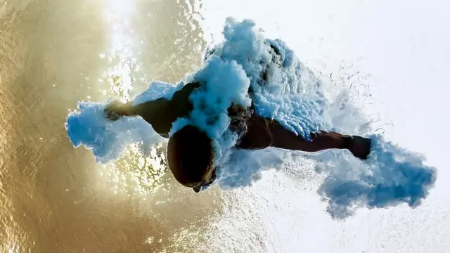 Олимпиейц ныряет в бассейн