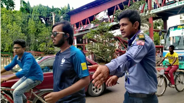 ট্রাফিক নিয়ন্ত্রণে মাঠে নেমেছেন স্কাউটস রোভাররা।