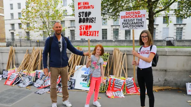 Baş nazirin iqamətgahı, Downing Street-də etirazçılar