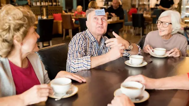 Люди грають у слова