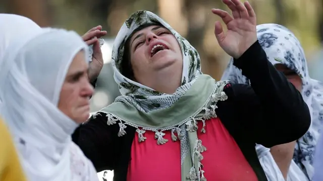 Saldırıda yakınlarını kaybeden bir kadın