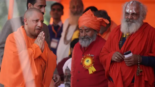 ইউপির বিজেপি সরকারের মুখ্যমন্ত্রী যোগী আদিত্যনাথের (বাঁয়ে) সরকার এর আগেও রাজ্যের প্রধান দ্রষ্টব্যের তালিকা থেকে তাজকে বাদ দিতে চেয়েছে।