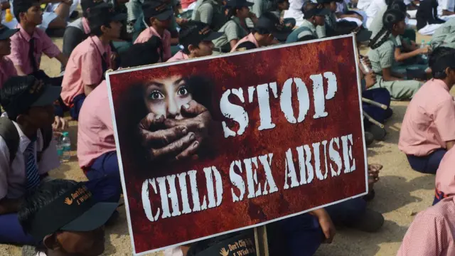 చిన్నారులపై లైంగిక దాడులను అరికట్టాలని కోరుతూ విద్యార్థుల ధర్నా