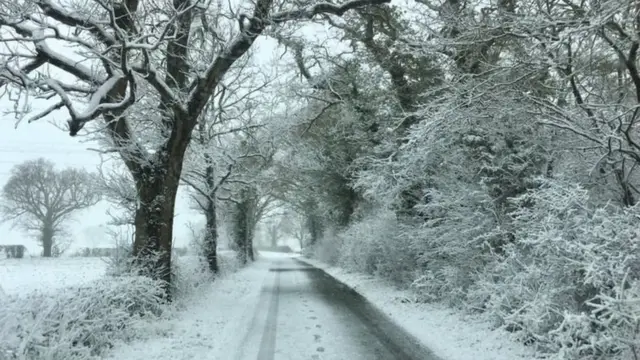 الجليد يكسو الطرقات في إنجلترا