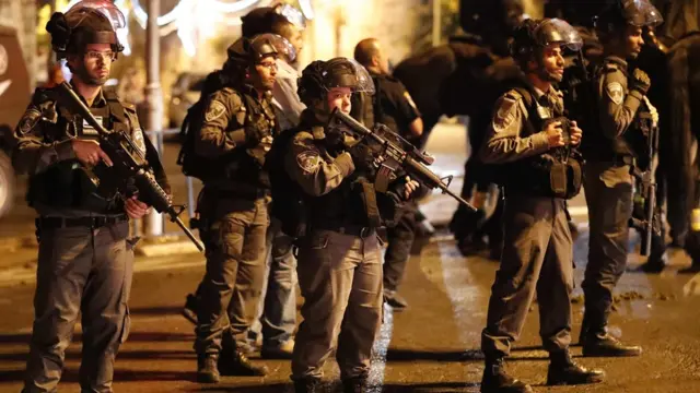 الاحتفال بإزالة البوابات الإلكترونية