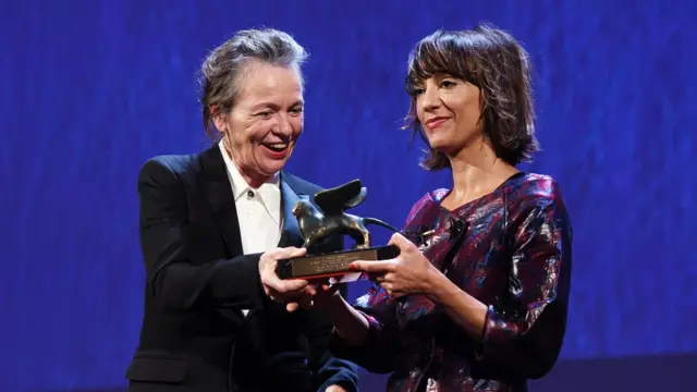 Ana yarışmanın Jüri Özel Ödülü'ne "The Bad Batch" filmiyle Ana Lily Amirpour layık görüldü.