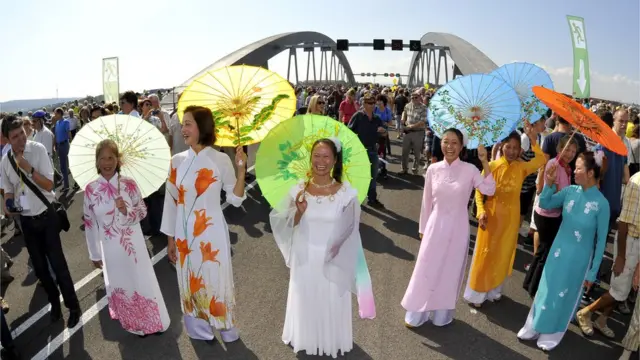 Người Việt ở thành phố Dresden trong lễ khánh thành cầu Waldschloesschen hồi năm 2013.