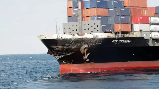 سفينة الشحن الفليبينية التي تعرضت لاضرار بعد اصطدامها بالمدمرة الأمريكية