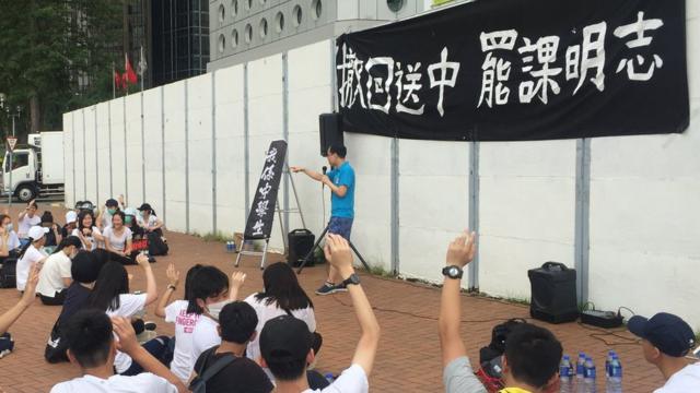 许多香港学生参加2019年的示威浪潮，发起拉人链、罢课等活动。