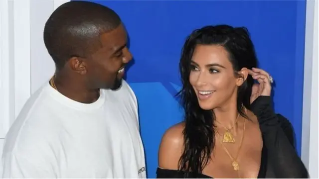 कान्ये वेस्ट त्याची पत्नी किम कार्दशिनसोबत