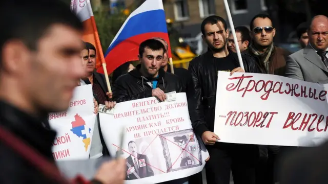 Члены Союза армян России во время акции против согласия правительства Венгрии на экстрадицию в Азербайджан Рамиля Сафарова, у посольства Венгрии. Р. Сафаров, осужденный в Венгрии в 2006 году на пожизненное заключение за убийство армянского офицера, был экстрадирован в Азербайджан и помилован президентом Азербайджана 31 августа 2012 года.