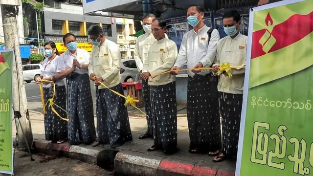 ပြည့်သူ့ပါတီလည်း ရွေးကောက်ပွဲအောင်နိုင်ရေးအတွက် မဲဆွယ်စည်းရုံးတဲ့သဘော ပါတီဆိုင်းဘုတ်များကိုင်ဆောင် ပြီးလမ်းလျှောက်