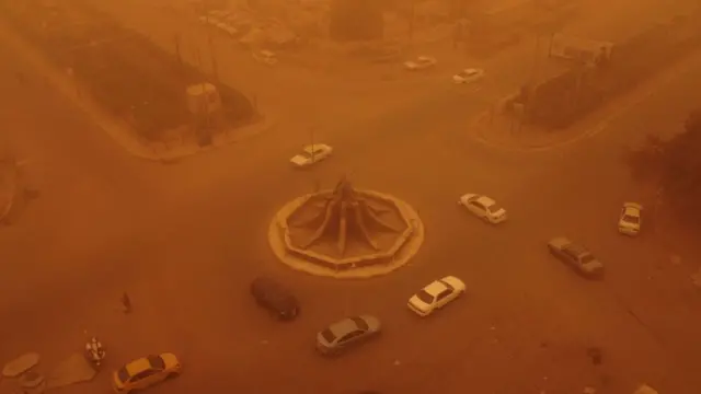 इराक के दक्षिणी शहर नसीरिया के एक चौराहे एक तस्वीर