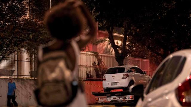 Carro da vereadora Marielle Franco retirado do local do seu assassinato pela polícia
