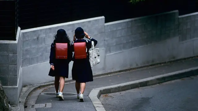 Duas garotas com uniformes escolares no Japão