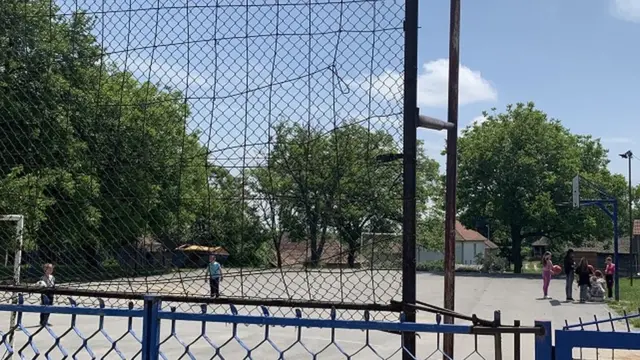 Deca se igraju u školskom dvorištu u Duboni