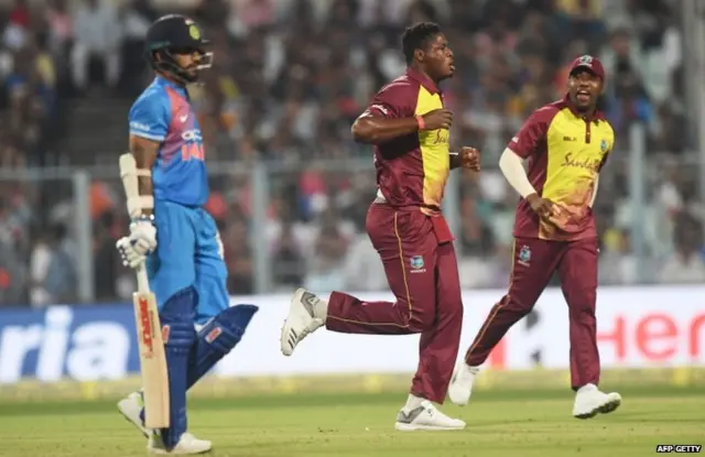 कोलकाता में खेले गए टी-20 का एक दृश्य