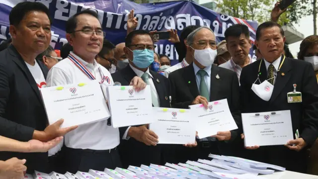 ไทยภักดีนำรายชื่อประชาชนที่ไม่เห็นด้วยกับการแก้ไข รธน.