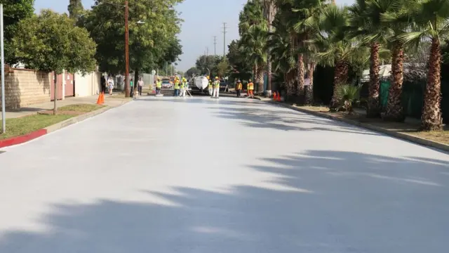 Rua asfaltada com CoolSeal em Los Angeles