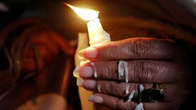 Рука со свечой