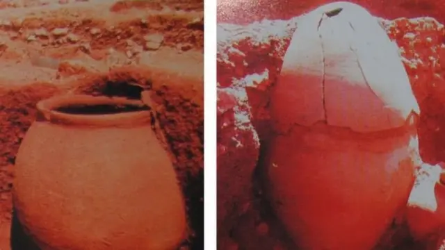 மூடி இல்லாத மற்றும் மூடியுடைய முதுமக்கள் தாழிகள்