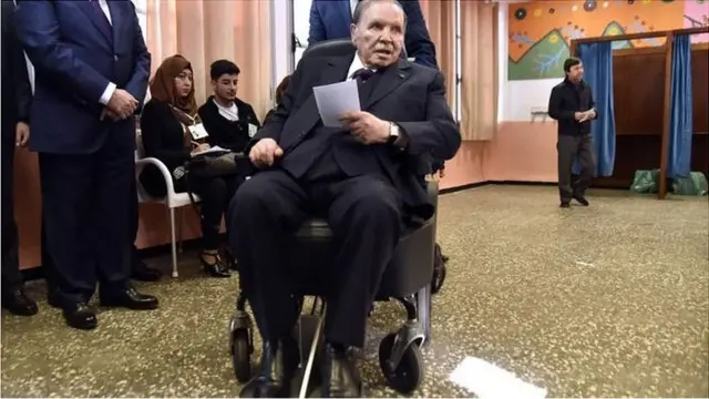 Bwana Bouteflika yagaragaye atora mu matora yo mu kwezi kwa cumi na kumwe k'umwaka ushize wa 2018 - imwe mu nshuro nke cyane yari agaragaye mu ruhame