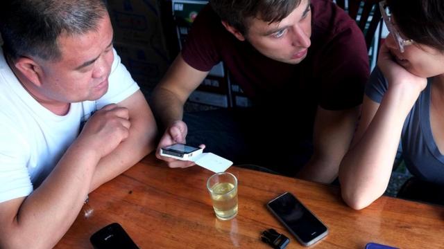 Антрополог Том Макдональд проводил время с жителями китайского поселка, чтобы узнать, как они пользуются социальными сетями