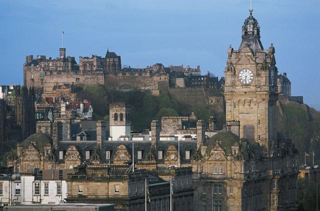 A view of the old town with the castle in the background, Edinburgh (UNESCO World Heritage List, 1995), Scotland, United Kingdom. (Photo by DeAgostini/Getty Images)