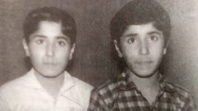 વિક્રમ (ચૅક શર્ટમાં) તેમના જોડિયા ભાઈ વિશાલ સાથે