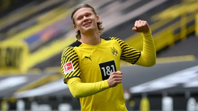 নরওয়ের এই ফুটবলার মূলত নজর কেড়েছেন জার্মান লিগের ক্লাব বরুশিয়া ডর্টমুন্ডে।