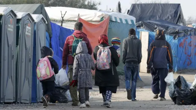 Migrantes em campo extinto na França, em 2016