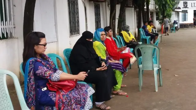 এভাবে বাচ্চাদের নিয়ে মাঠে আসেন ক্রিকেট শেখাতে উৎসাহী অভিভাবকেরা।