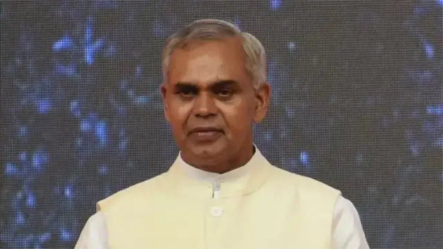 રાજ્યપાલ આચાર્ય દેવવ્રતને મુઠ્ઠી ઊંચેરા ગાંધીવાદી ગણાવતો એક વીડિયો વાયરલ થયો હતો