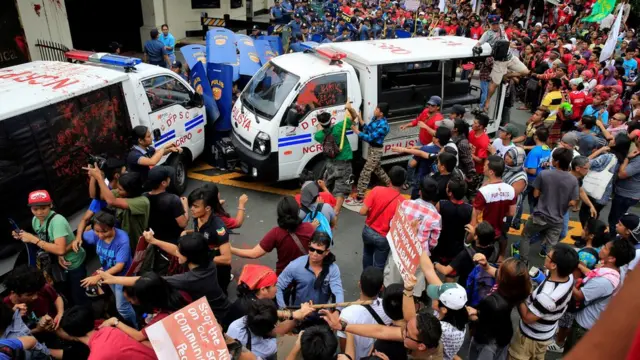Hàng trăm người đã tụ tập yêu cầu Hoa Kỳ ngưng sự hiện diện quân sự tại Philippines.