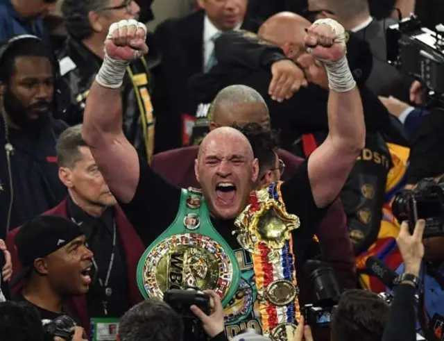 Tyson Fury akisherehekea ushindi wake