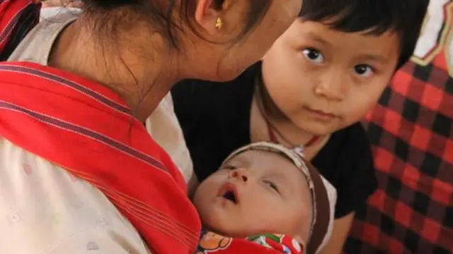 စစ်ဘေးကို ရှောင်တိမ်းနေရတဲ့ သားအမိ